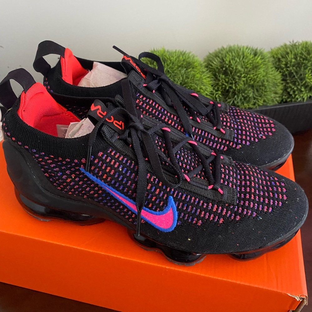 Nike Women's Black Pink Blue Vapormax Knit Sneakers - Picture 4 of 5